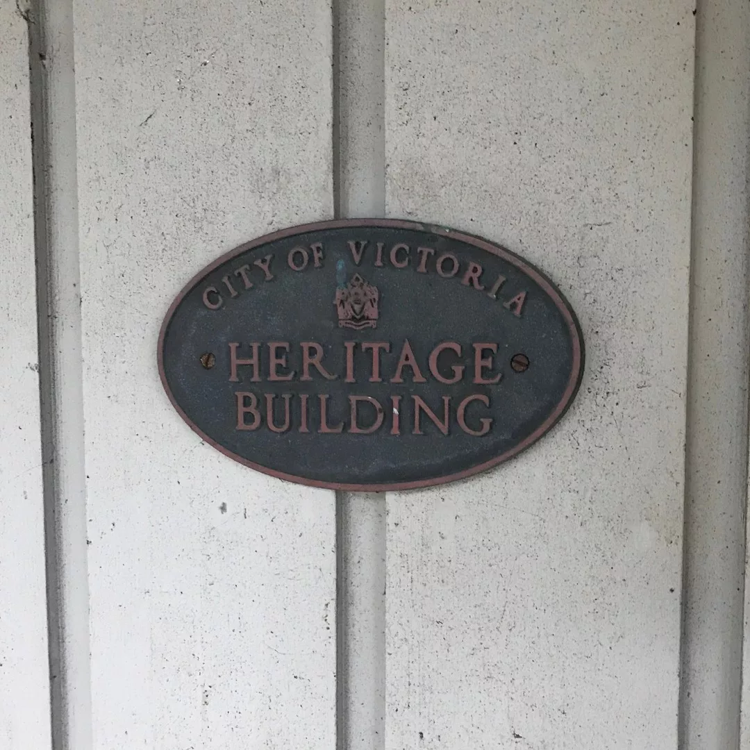"Heritage Building" plaque on Thomson House exterior